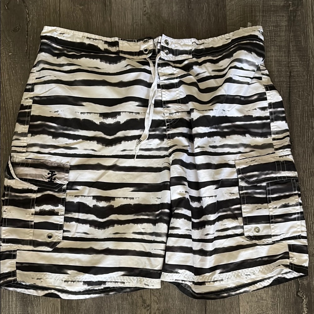 IZOD Men’s Board Shorts XXL – Watercolor Stripe Print